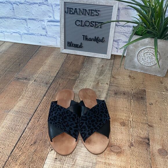 Diane Von Furstenberg
Baile Leopard-Print Suede Sandals - Picture 10 of 13